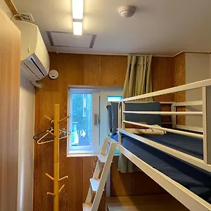 Backpackers Inside 旅馆
